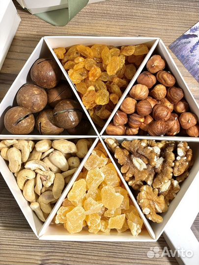 Подарочный набор из орехов и сухофруктов