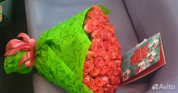 101 Роза яркая коралловая. Доставка