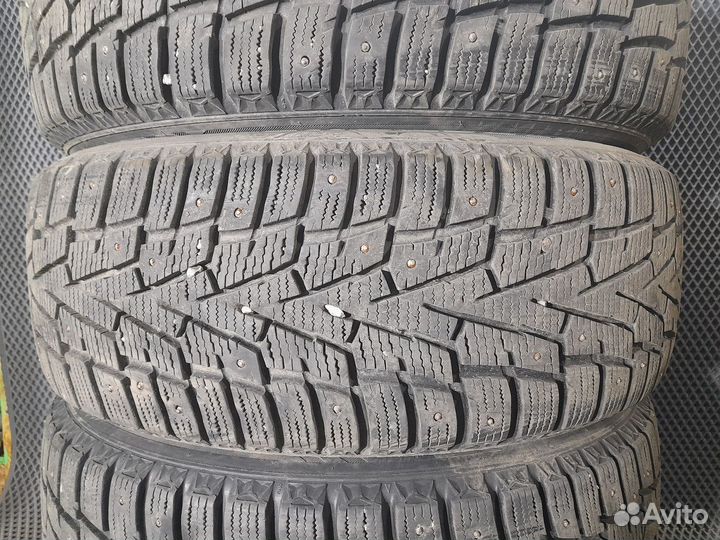 Roadstone Winguard WinSpike 215/55 R17