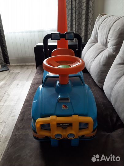 Детская машинка каталка с ручкой