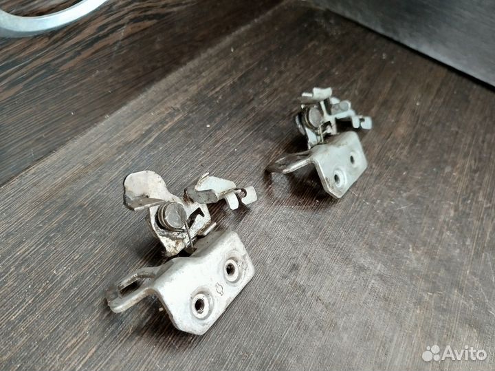 Фиксатор замка багажника Nissan bluebird HU14