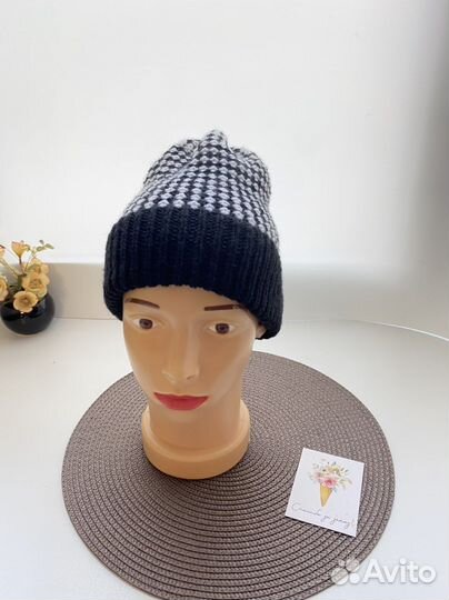 Шапка шахматным рисунком