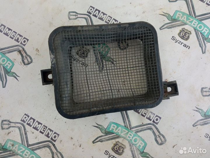 Воздухозаборник (наружный) Volkswagen Passat B3