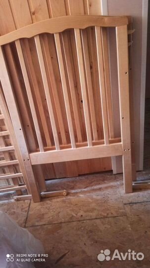 Детская кроватка с маятником