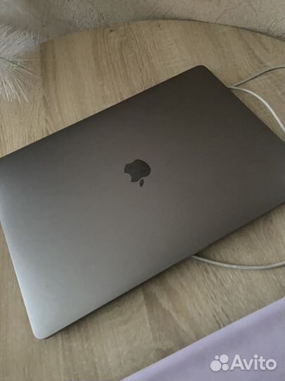 Macbook pro 15 2018 i7 16gb ssd 512