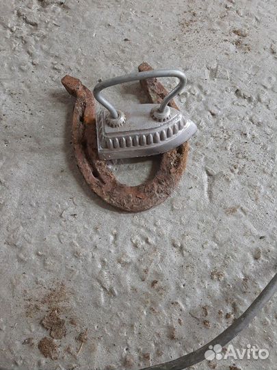 Утюг старинный на углях.угольный утюг