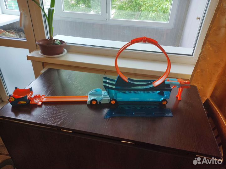 Hot wheels автовоз с трюком