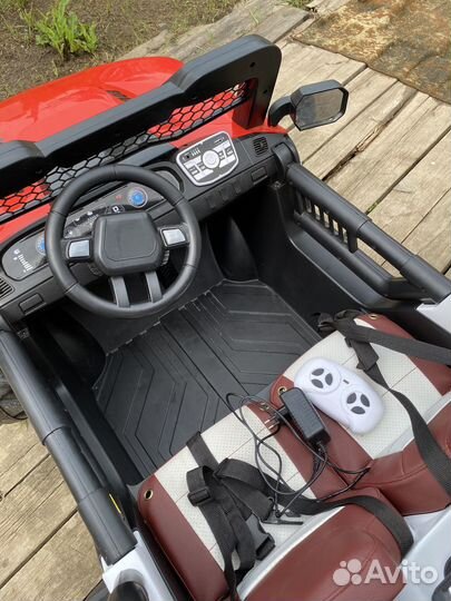 Детская машина на пульте управления