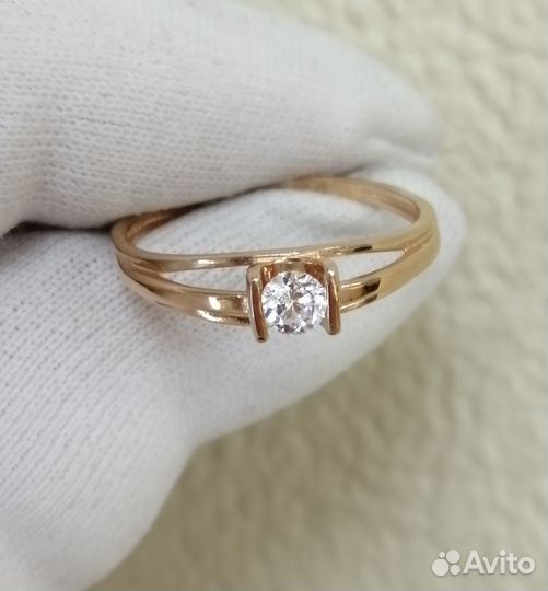 Золотое кольцо с фианитом 17р