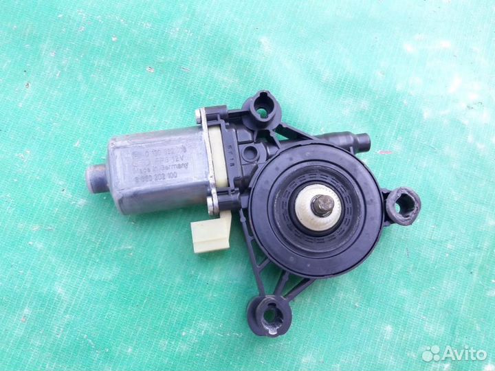 Мотор стеклоподъемника перед правого Шкода Октавиа