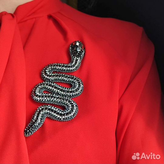 Брошь ручной работы змея