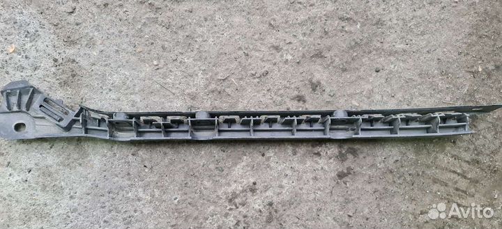 Направляющая заднего бампера Mercedes W212 дорест