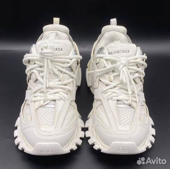 Кроссовки balenciaga track 1 белые на руках