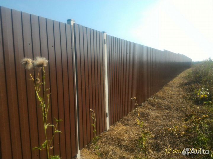 Заборы из профнастила с калиткой