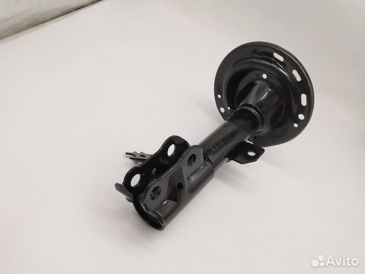 Амортизатор передний левый на Toyota Camry