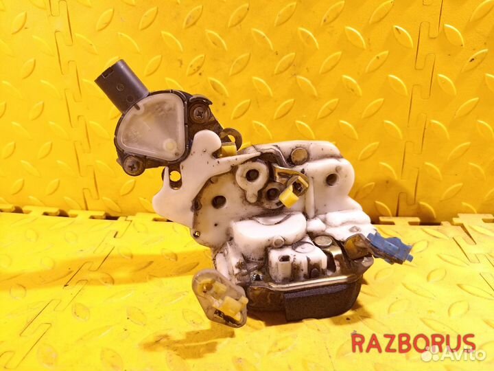 Замок двери перед.левой Nissan Primera P10 90-96