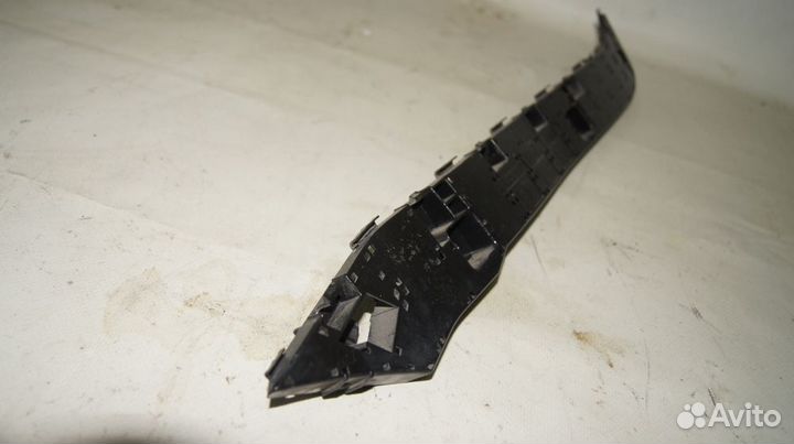 Кронштеин крепления бампера R LH на крыло Forester