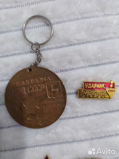 Брелок и значки СССР