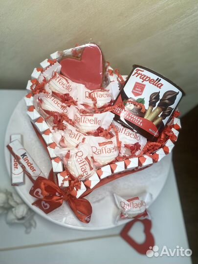 Торт из киндер, подарок из конфет