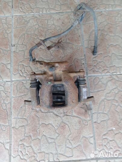 Супорт передний правый на пежо 407 2.0