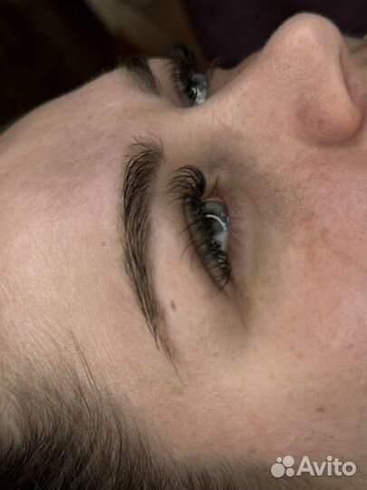 Модель на брови