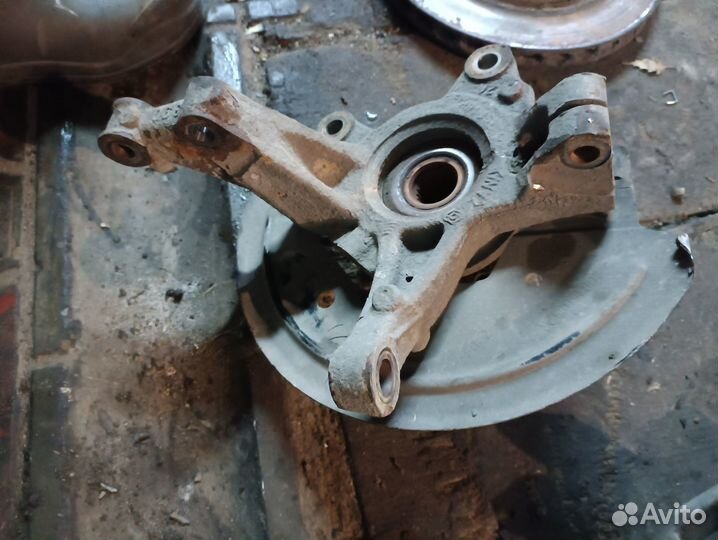 Левый поворотный кулак Renault Logan 2