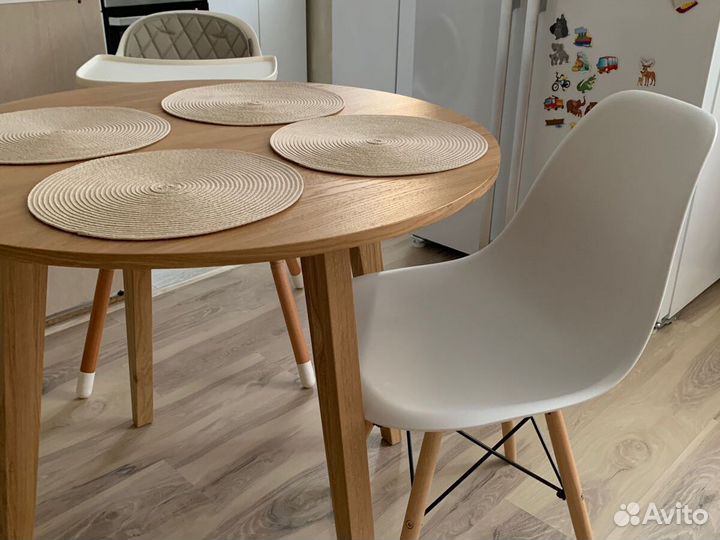 Круглый обеденный деревянный стол