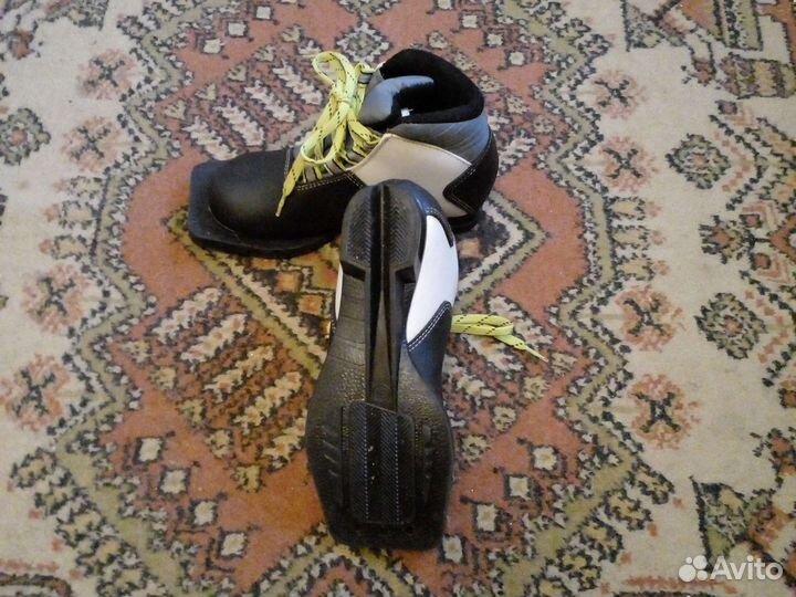 Лыжные ботинки и лыжи с палками классические