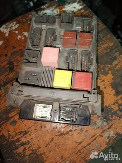 Блок предохранителей Renault Laguna 2720816