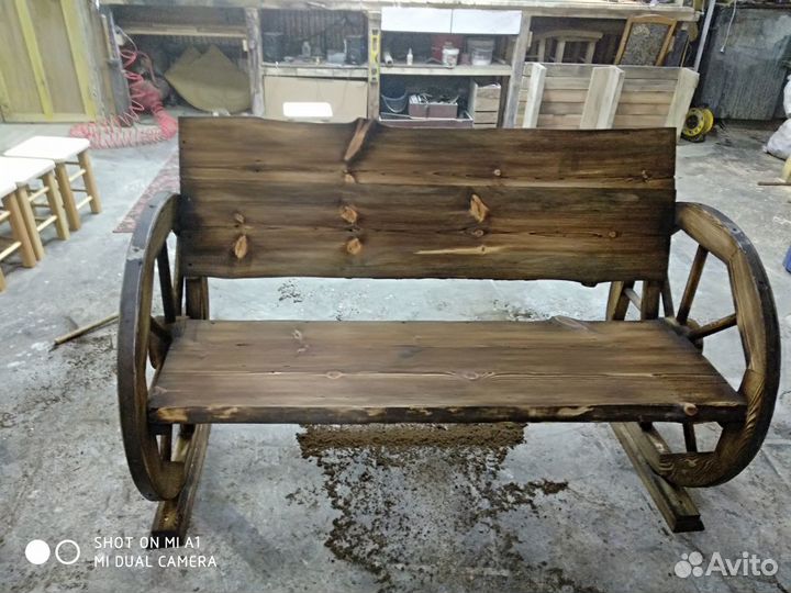 Скамейка старинная (с колесами от телеги)