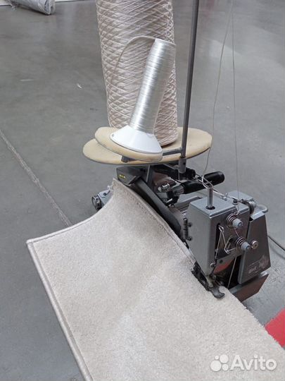 Рабочий коврового оверлока