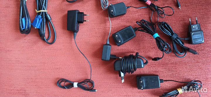 Разные зарядные устройства для телефона