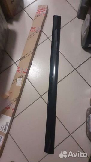 Молдинг передней правой двери Toyota