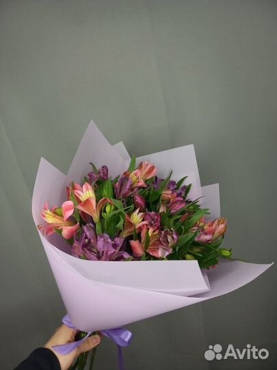Букет из 15 розовых и фиолетовых альстромерий