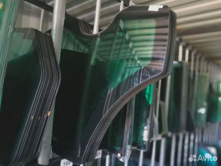 Стекло лобовое среднее Hitachi