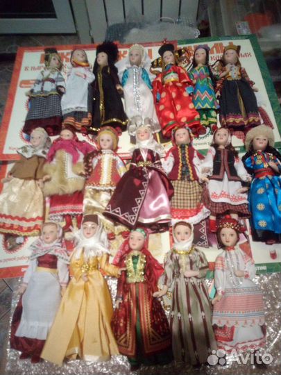 Коллекция кукол в народных костюмах 20 штук