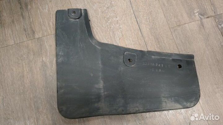 Брызговик передний левый Mitsubishi Pajero 4 3.2D