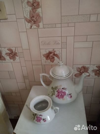 Заварочный чайник и сахарница