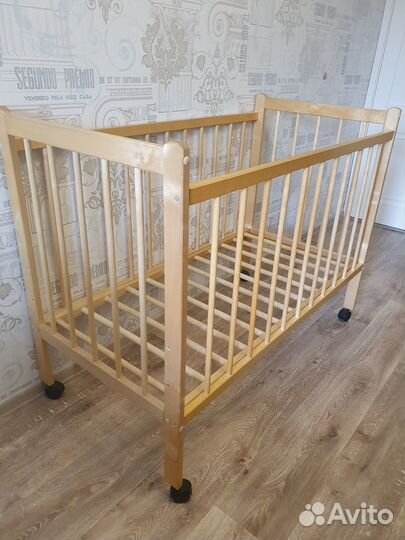 Детская кроватка на колесах