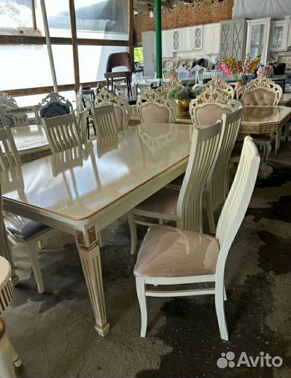 Стол и стулья