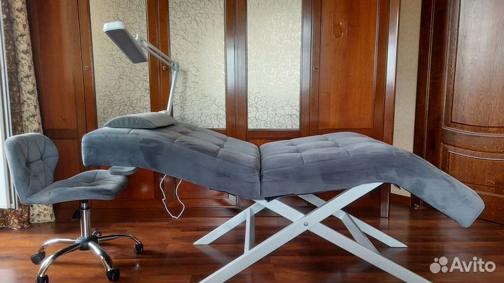 Кушетка, стул, лампа