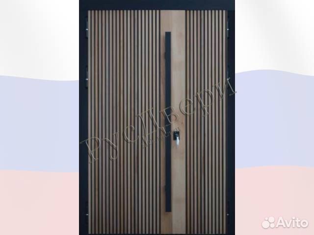 Современная металлическая дверь с длинной ручкой