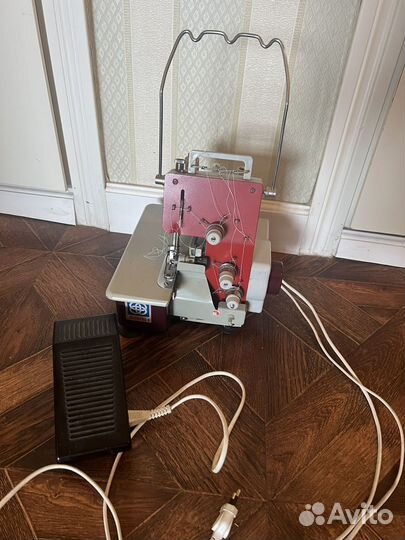 Швейная машинка оверлок (винтаж)