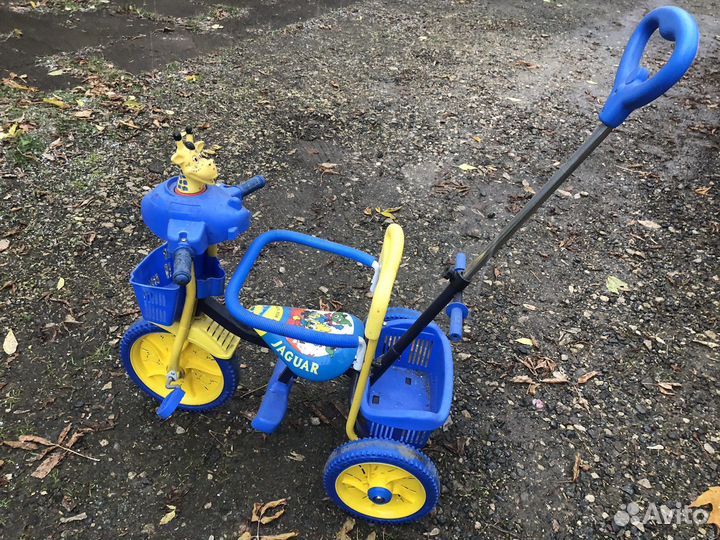 Детский трехколесный велосипед с ручкой