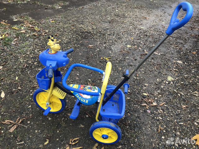 Детский трехколесный велосипед с ручкой