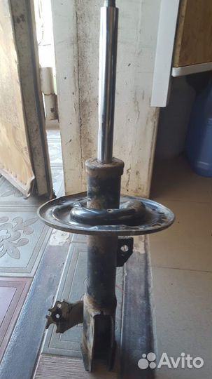 Амортизатор передний левый Toyota Camry V50 -55