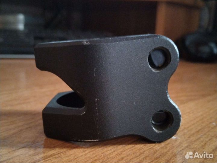 Зажим для трюкового самоката