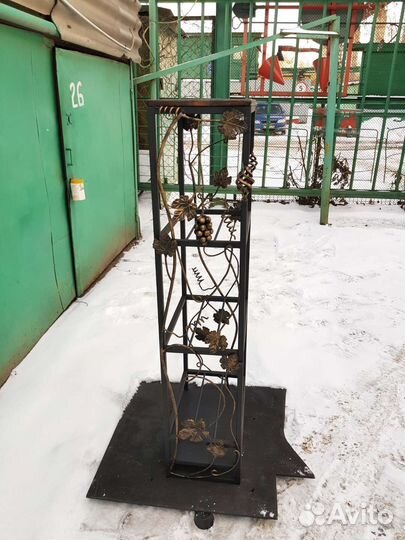 Кованый стеллаж-дровница