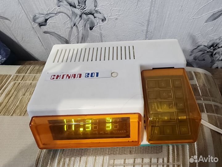 Часы будильник СССР Сигнал-201 в рабочем состоянии