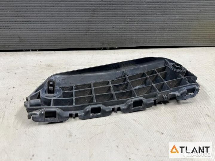 Крепление бампера передняя правая toyota corolla R